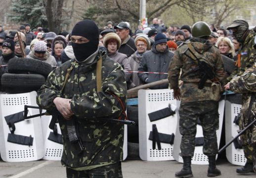 Người biểu tình ủng hộ Nga ập vào trụ sở cảnh sát ở Donetsk ảnh 1